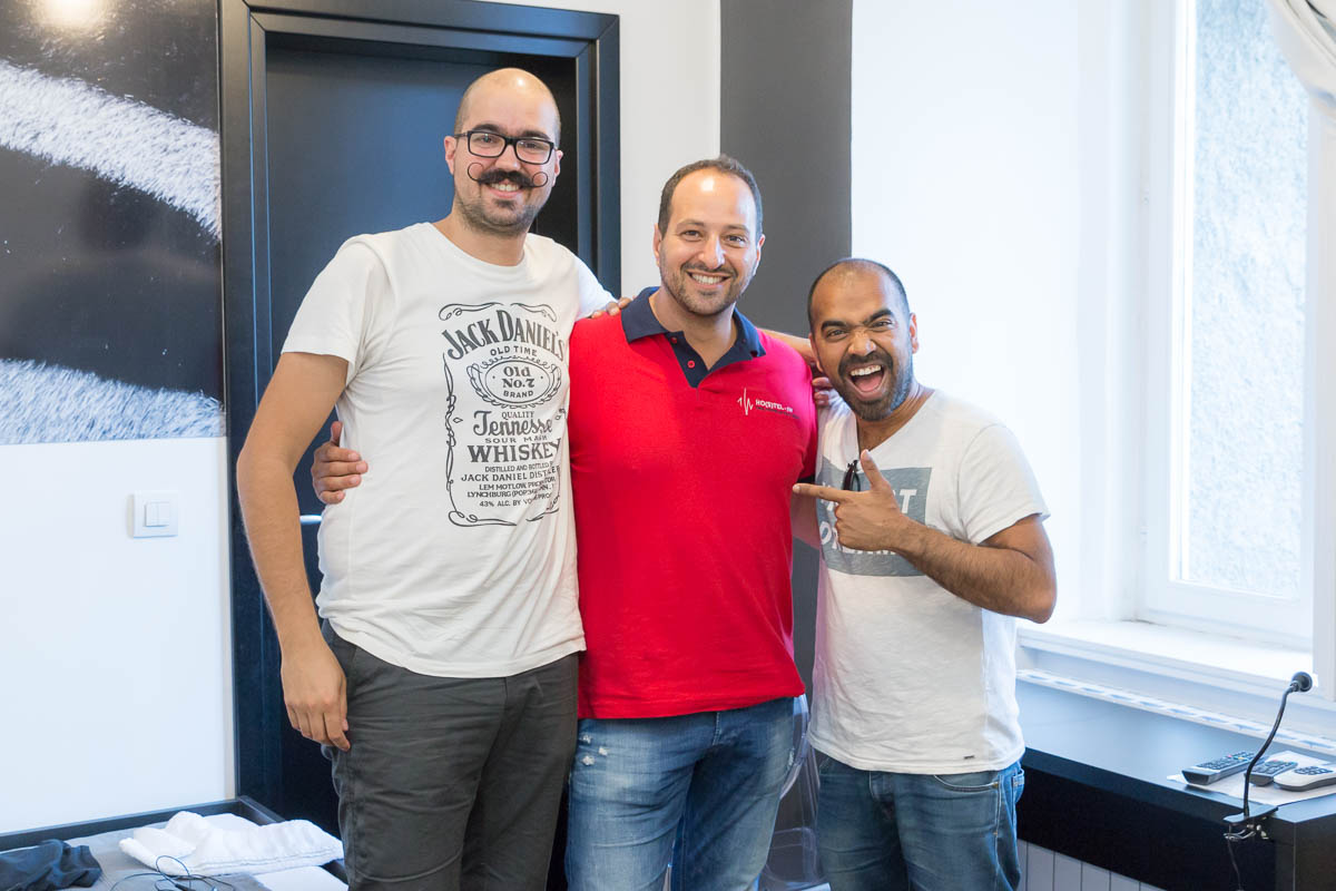 Budget Traveller tim s vlasnikom hostela 1W Nicolom Capobiancom